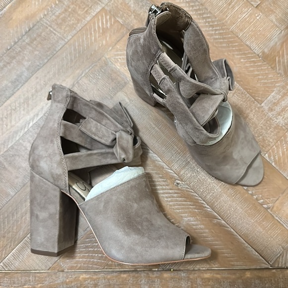 NEW Jessica Simpson Kandiss Block Heel Open Toe Tie Up Suede Sandal in Taupe - Picture 3 of 8